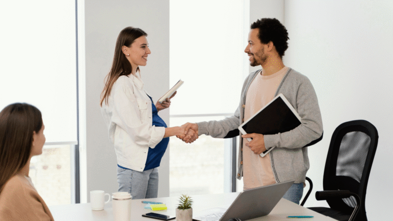 DE LA UNIVERSIDAD AL MUNDO LABORAL: ESTRATEGIAS PARA TU DESARROLLO ACADÉMICO Y PROFESIONAL